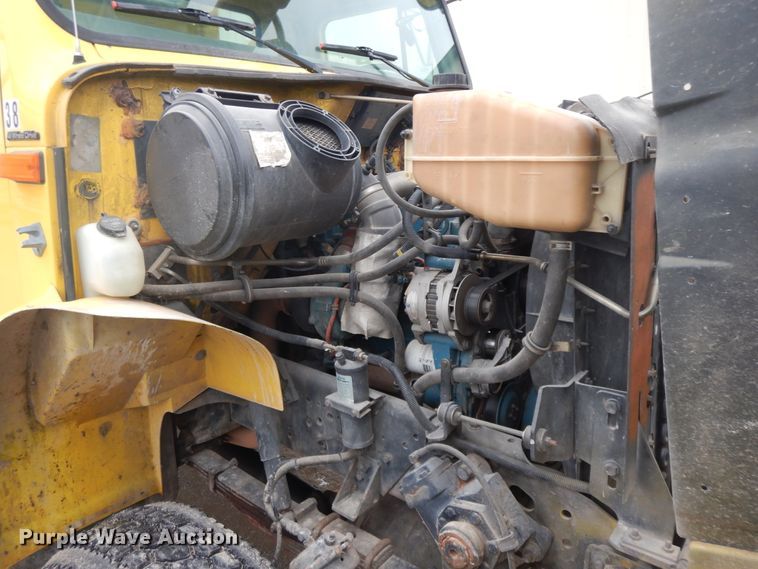 image for item IR9750 2000 International 4800  digger derrick truck