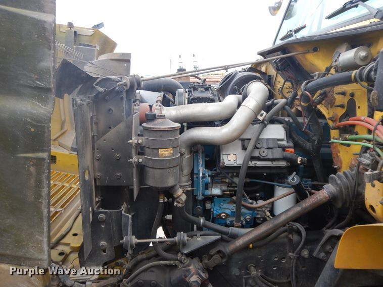 image for item IR9750 2000 International 4800  digger derrick truck