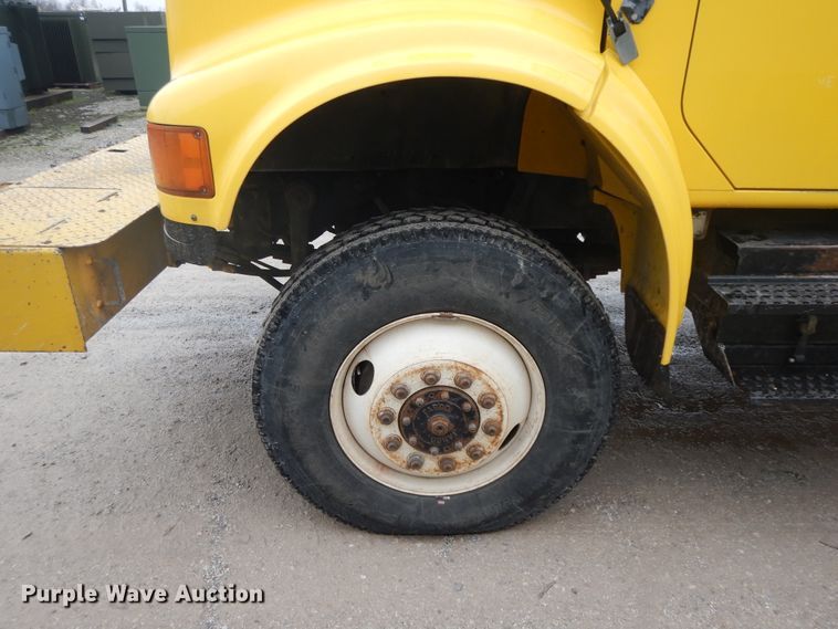 image for item IR9750 2000 International 4800  digger derrick truck