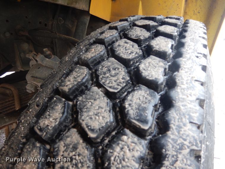 image for item IR9750 2000 International 4800  digger derrick truck