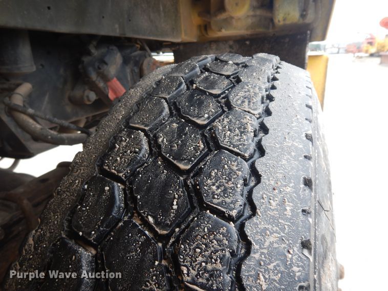 image for item IR9750 2000 International 4800  digger derrick truck