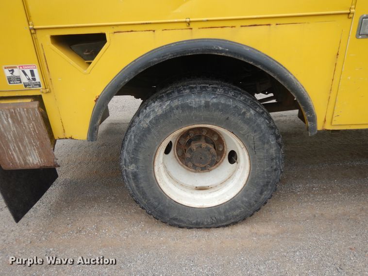 image for item IR9750 2000 International 4800  digger derrick truck