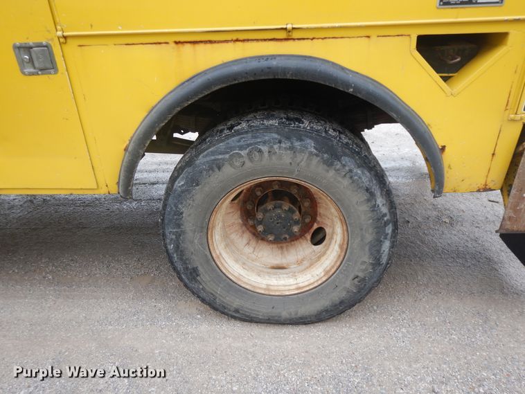 image for item IR9750 2000 International 4800  digger derrick truck