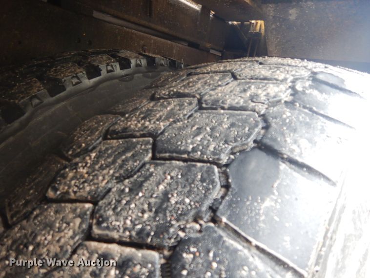 image for item IR9750 2000 International 4800  digger derrick truck