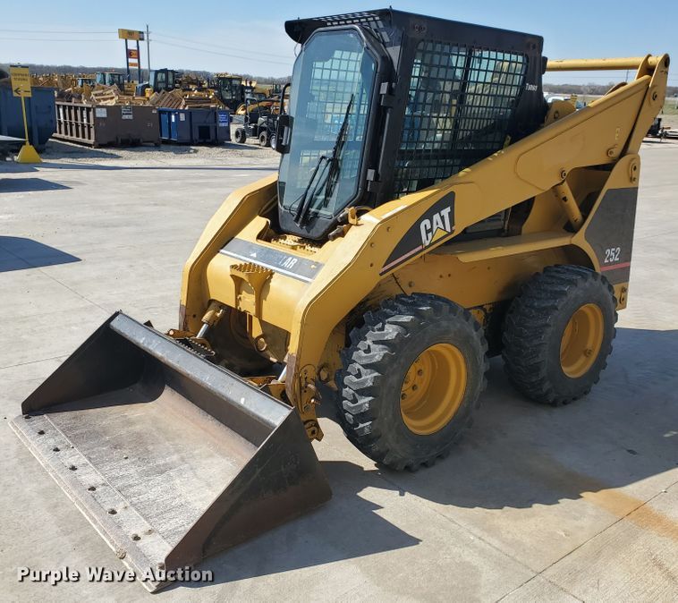 image for item IX9146 2005 Caterpillar 252B  skid steer loader