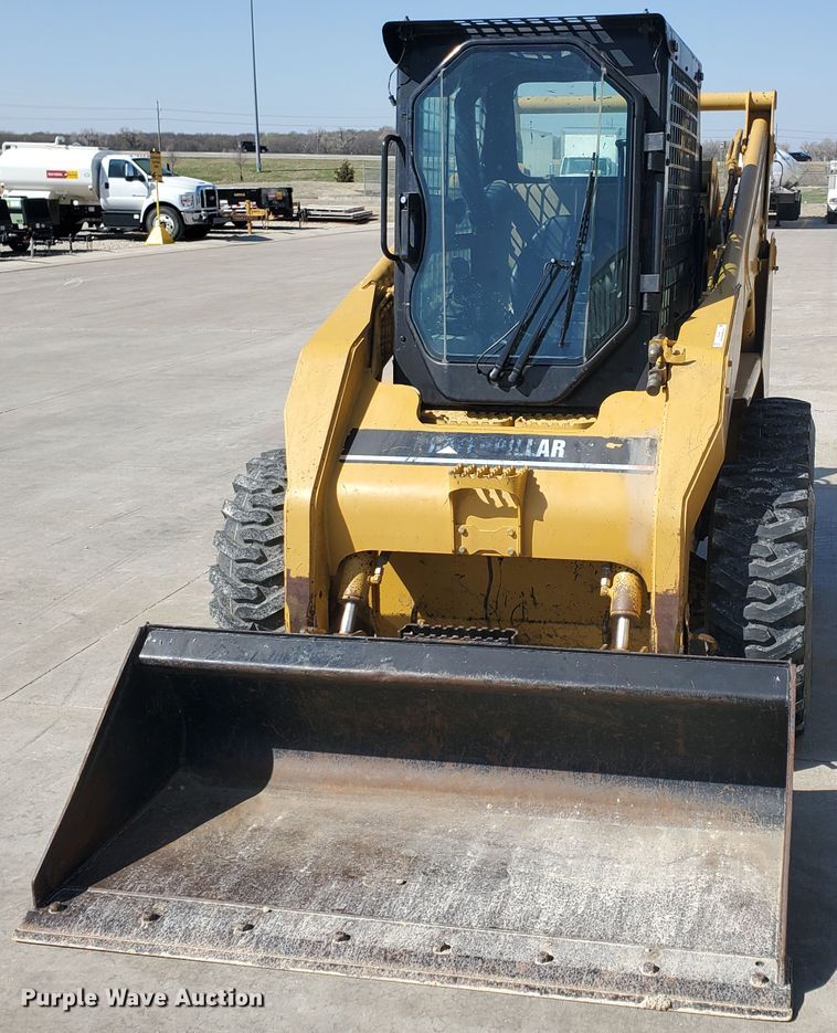 image for item IX9146 2005 Caterpillar 252B  skid steer loader