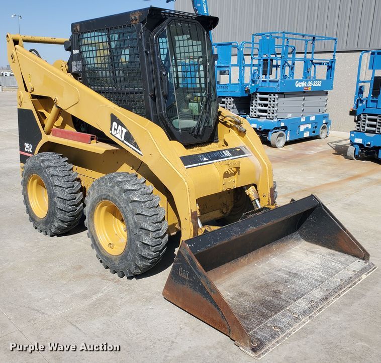 image for item IX9146 2005 Caterpillar 252B  skid steer loader