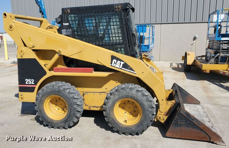 image for item IX9146 2005 Caterpillar 252B  skid steer loader