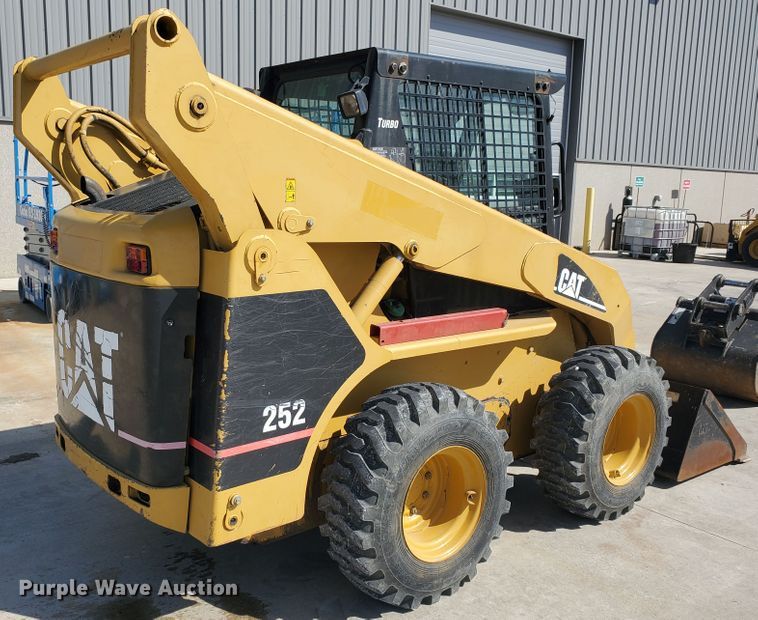 image for item IX9146 2005 Caterpillar 252B  skid steer loader