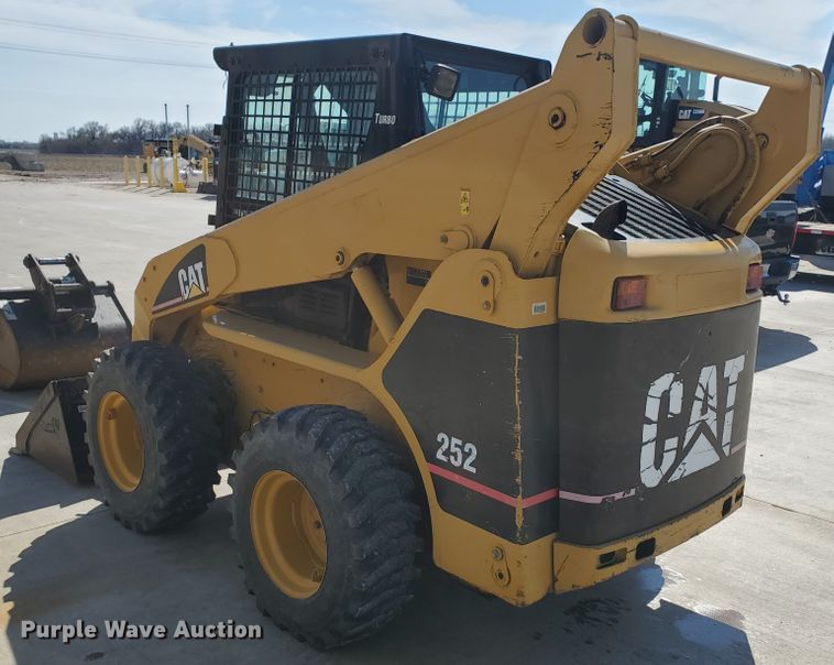 image for item IX9146 2005 Caterpillar 252B  skid steer loader
