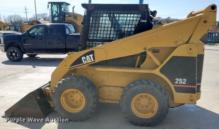 image for item IX9146 2005 Caterpillar 252B  skid steer loader