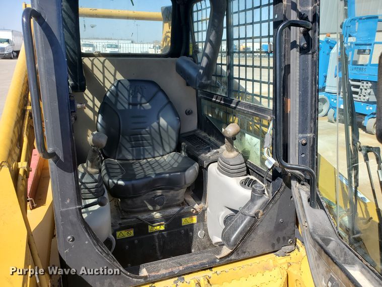 image for item IX9146 2005 Caterpillar 252B  skid steer loader