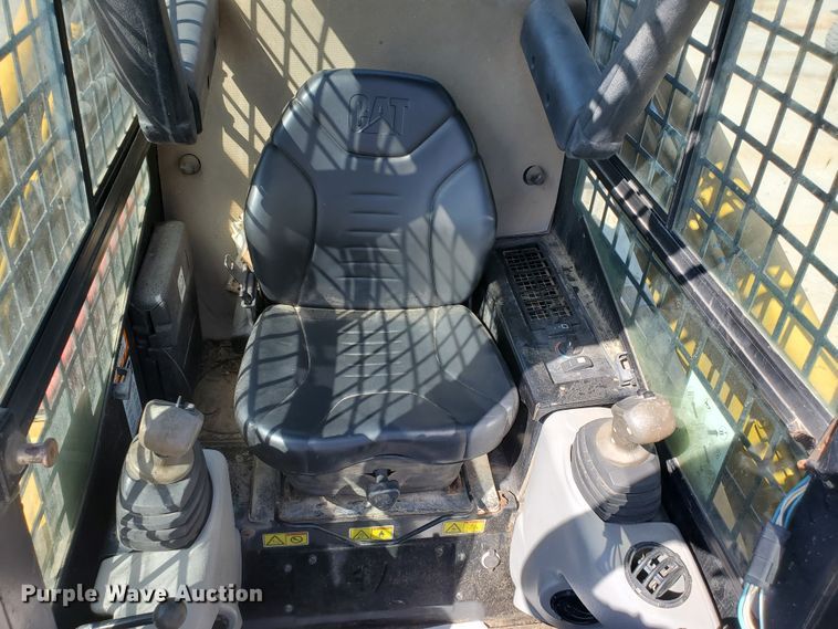 image for item IX9146 2005 Caterpillar 252B  skid steer loader