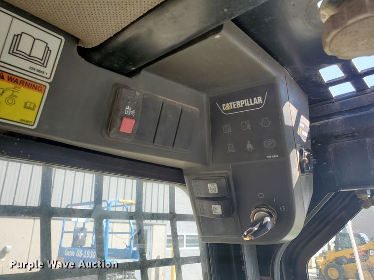 image for item IX9146 2005 Caterpillar 252B  skid steer loader