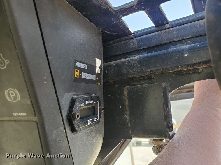 image for item IX9146 2005 Caterpillar 252B  skid steer loader