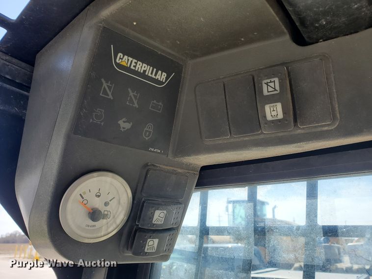 image for item IX9146 2005 Caterpillar 252B  skid steer loader