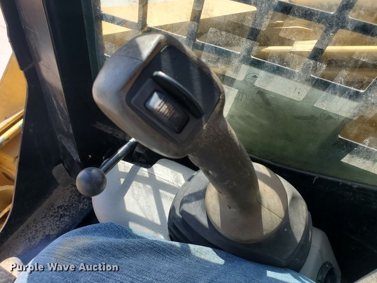 image for item IX9146 2005 Caterpillar 252B  skid steer loader