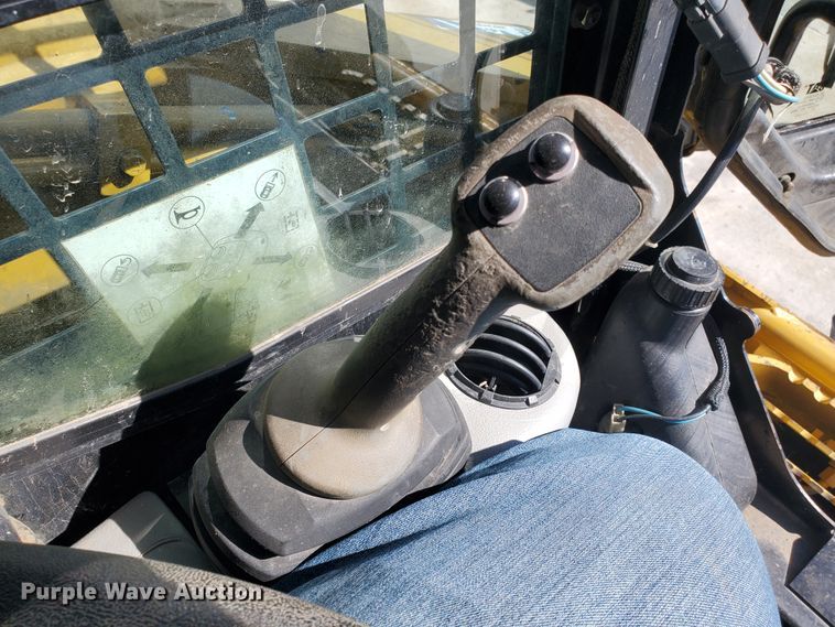 image for item IX9146 2005 Caterpillar 252B  skid steer loader