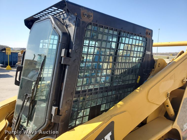 image for item IX9146 2005 Caterpillar 252B  skid steer loader