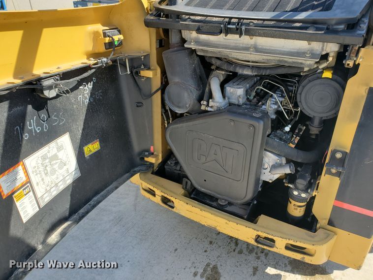 image for item IX9146 2005 Caterpillar 252B  skid steer loader