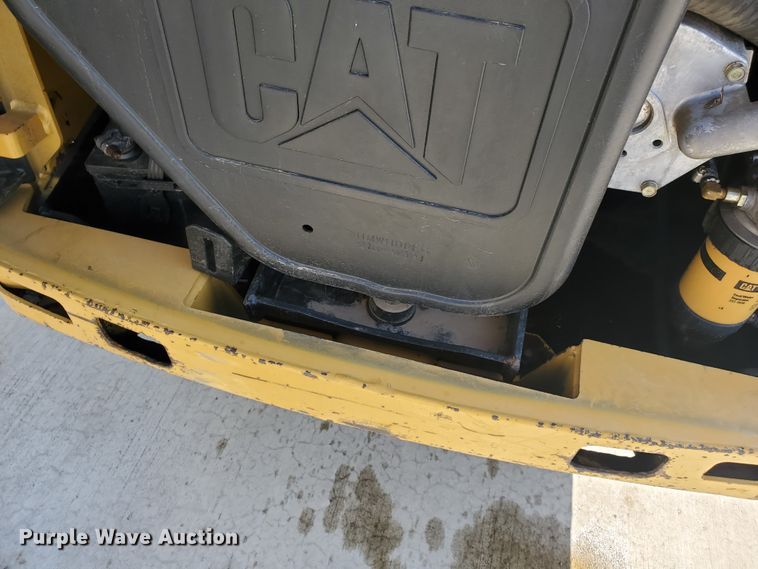 image for item IX9146 2005 Caterpillar 252B  skid steer loader