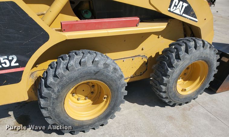 image for item IX9146 2005 Caterpillar 252B  skid steer loader