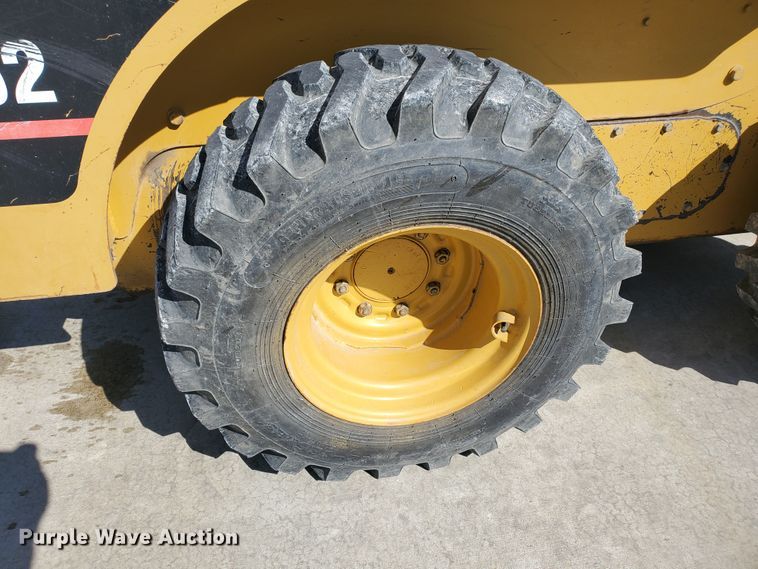 image for item IX9146 2005 Caterpillar 252B  skid steer loader