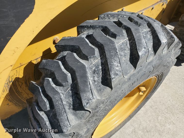 image for item IX9146 2005 Caterpillar 252B  skid steer loader