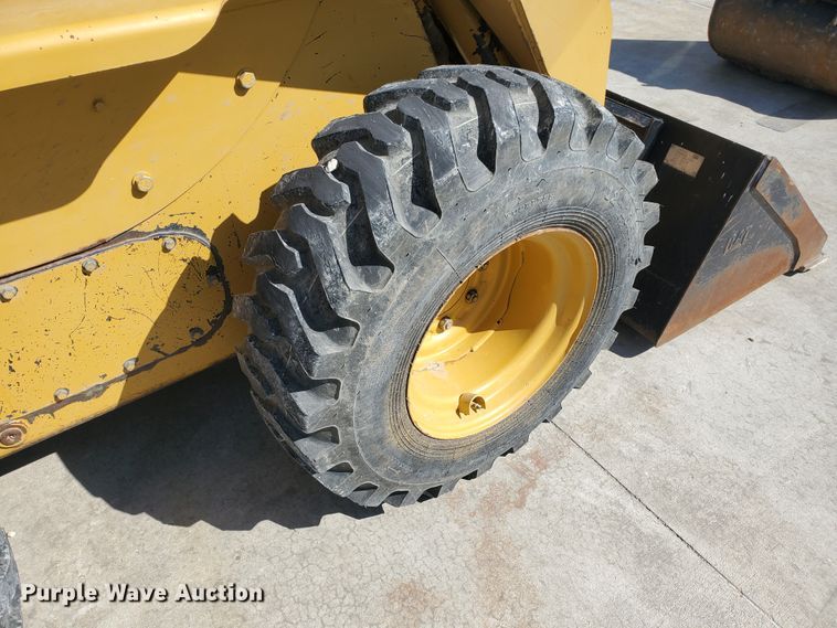 image for item IX9146 2005 Caterpillar 252B  skid steer loader