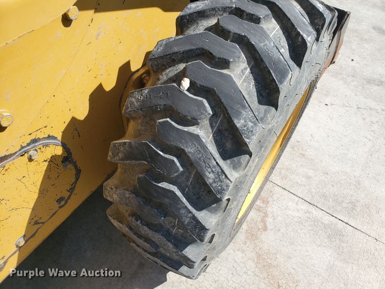 image for item IX9146 2005 Caterpillar 252B  skid steer loader