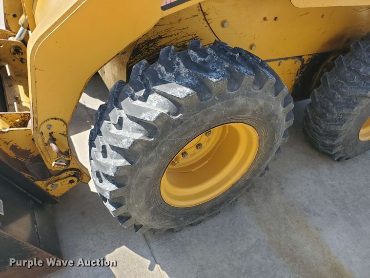 image for item IX9146 2005 Caterpillar 252B  skid steer loader