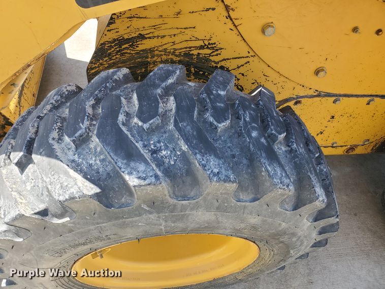 image for item IX9146 2005 Caterpillar 252B  skid steer loader