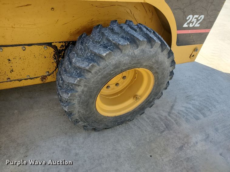 image for item IX9146 2005 Caterpillar 252B  skid steer loader