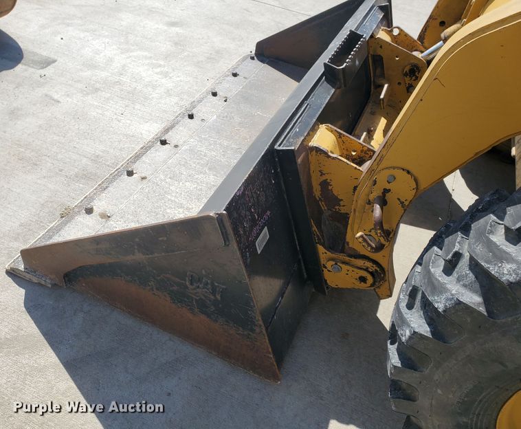 image for item IX9146 2005 Caterpillar 252B  skid steer loader