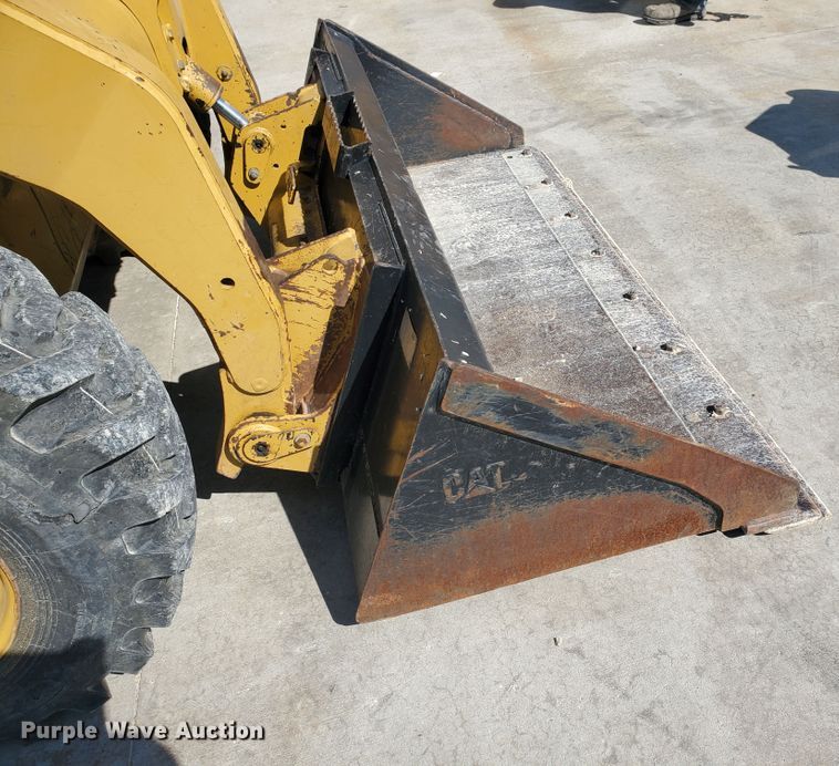 image for item IX9146 2005 Caterpillar 252B  skid steer loader