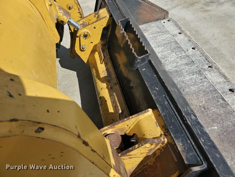 image for item IX9146 2005 Caterpillar 252B  skid steer loader