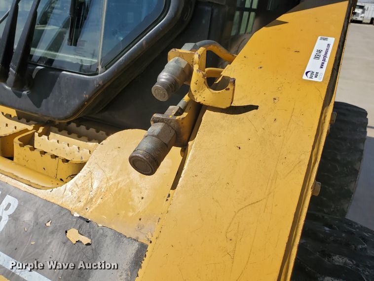 image for item IX9146 2005 Caterpillar 252B  skid steer loader