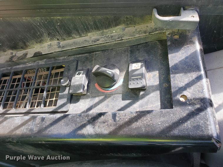 image for item IX9146 2005 Caterpillar 252B  skid steer loader