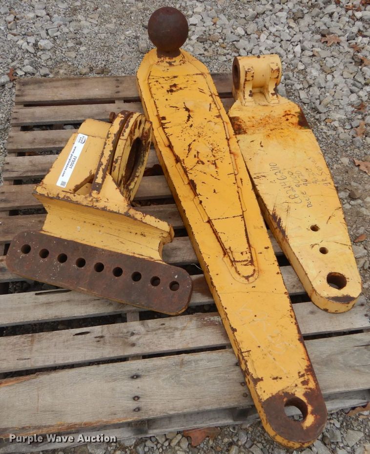 image for item IY9501 John Deere scraper hitch