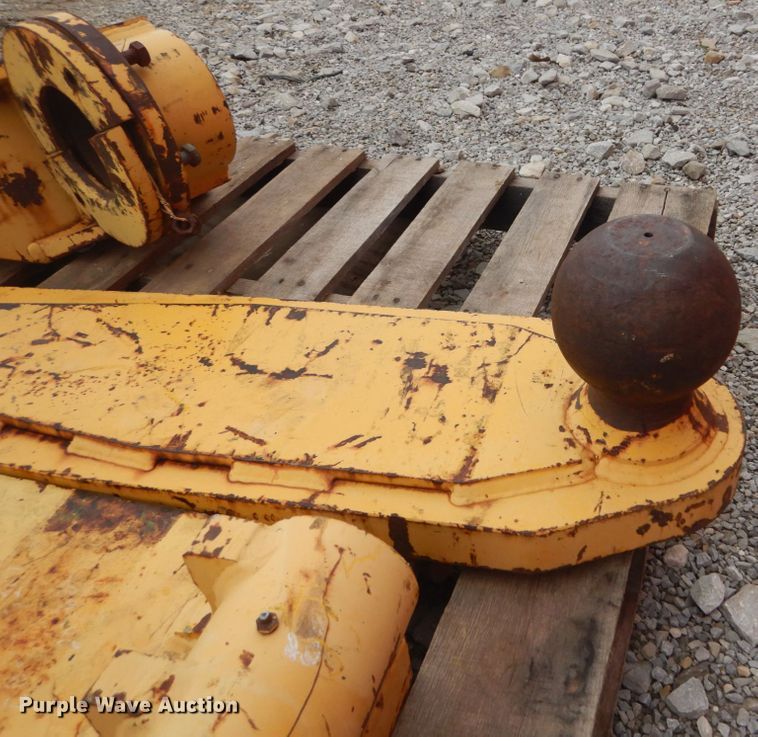 image for item IY9501 John Deere scraper hitch