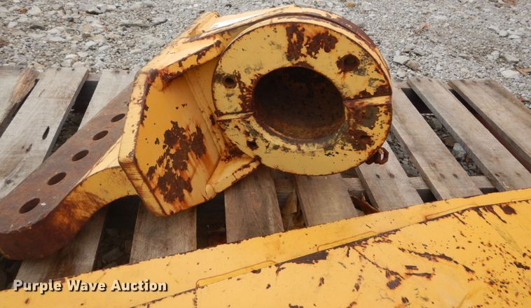 image for item IY9501 John Deere scraper hitch