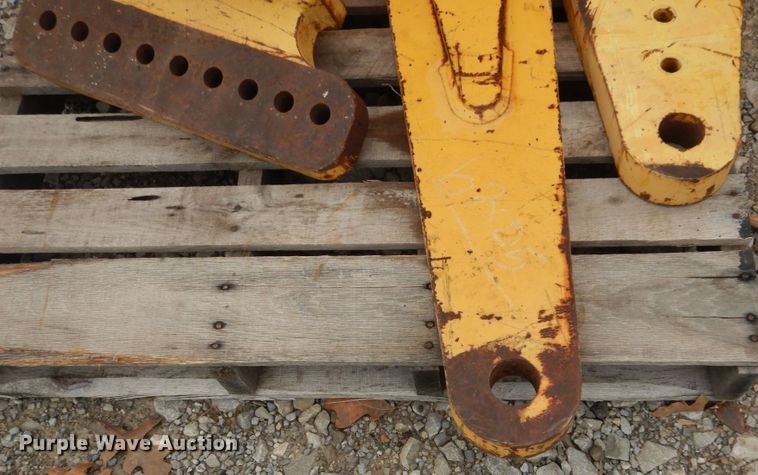 image for item IY9501 John Deere scraper hitch