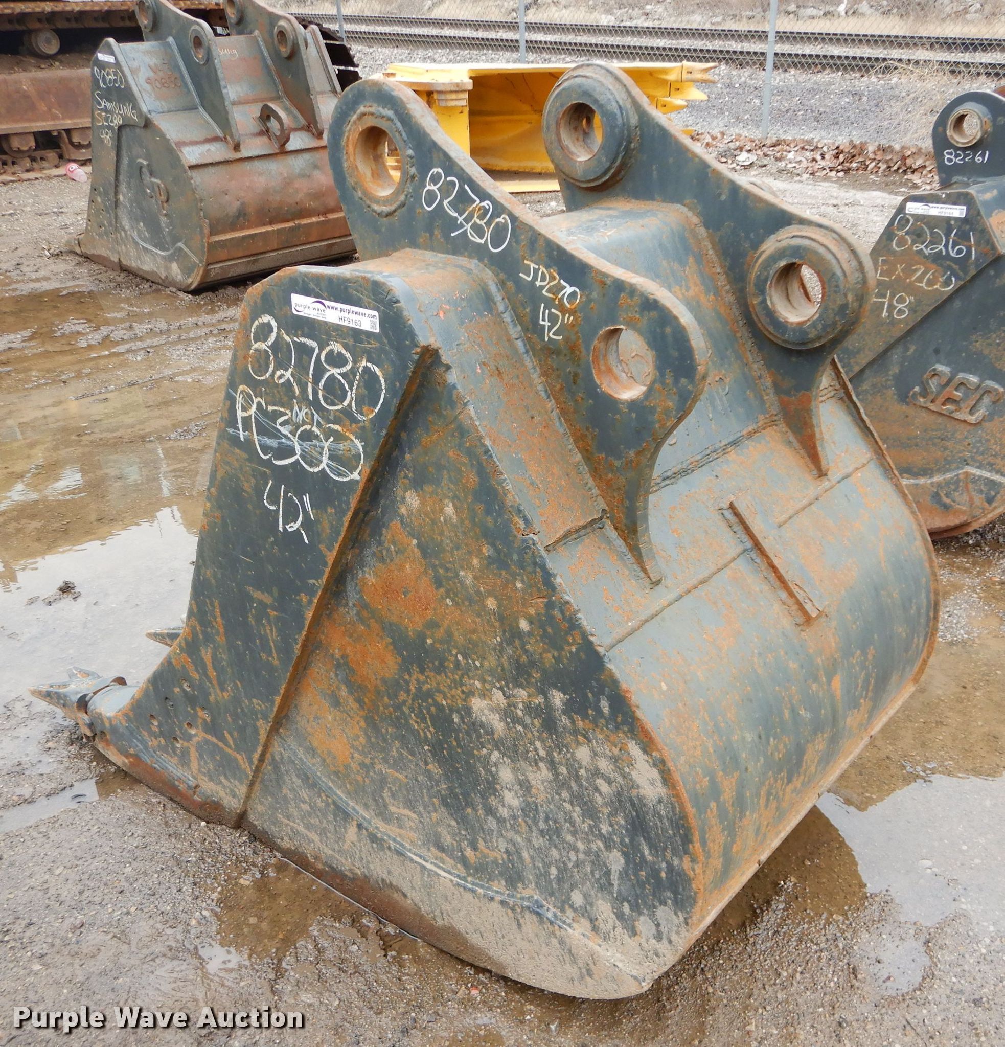 CP excavator bucket in Kansas City, KS Item HF9163 sold Purple Wave