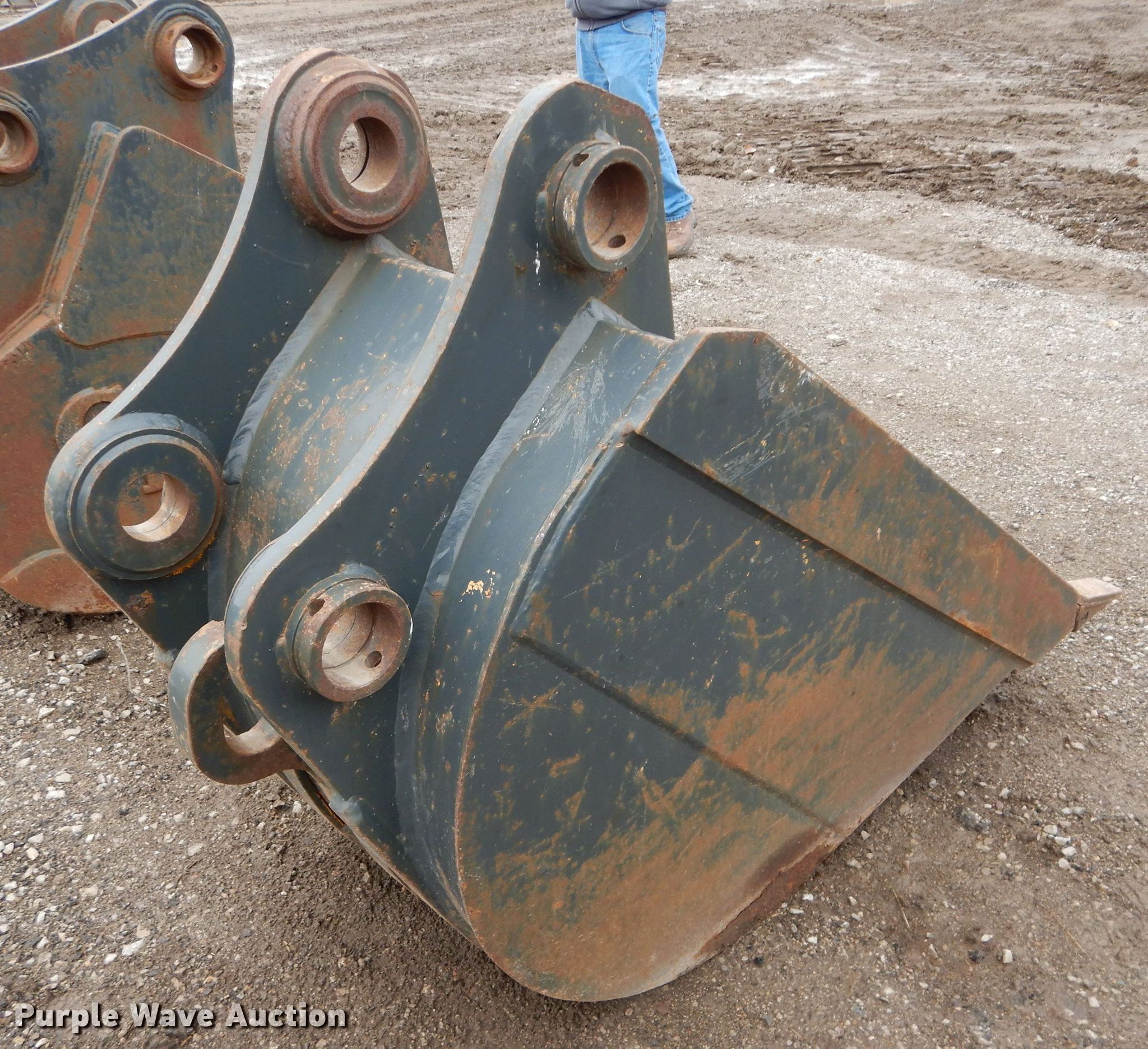 CP excavator bucket in Kansas City, KS Item HF9170 sold Purple Wave