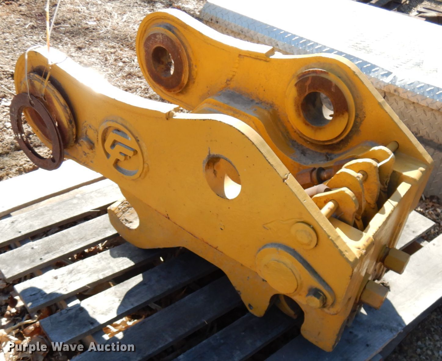 Central Fabricators quick coupler in Waumandee, WI Item HR9006 sold