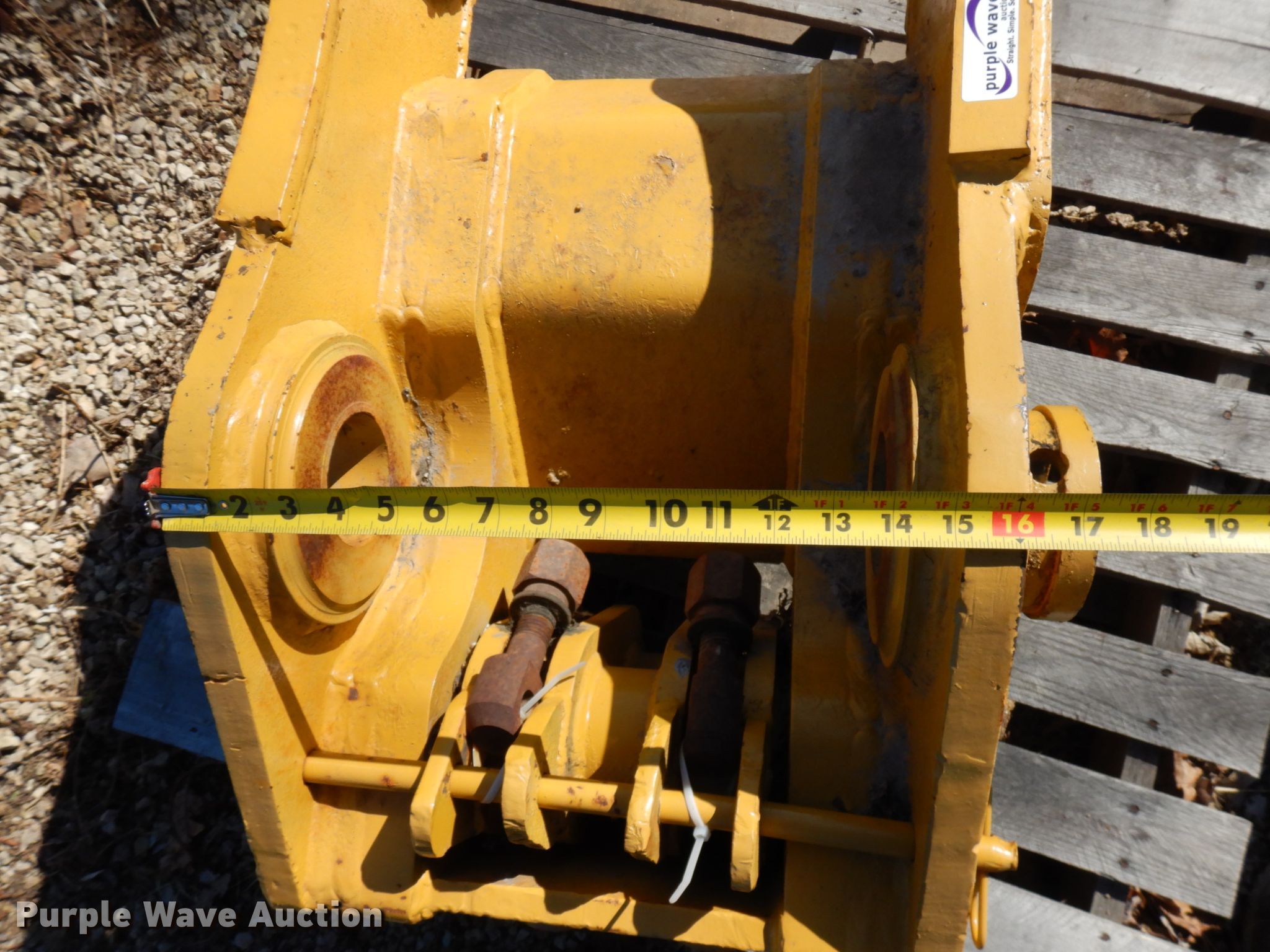 Central Fabricators quick coupler in Waumandee, WI Item HR9006 sold