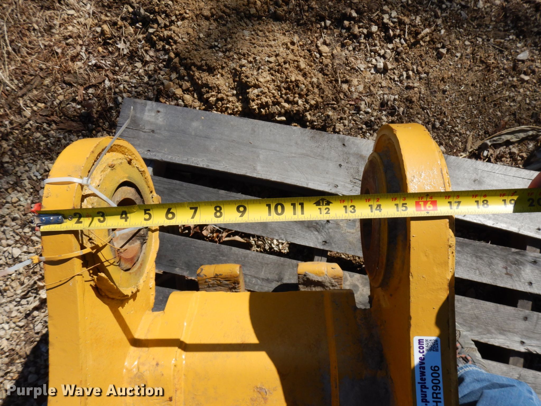 Central Fabricators quick coupler in Waumandee, WI Item HR9006 sold