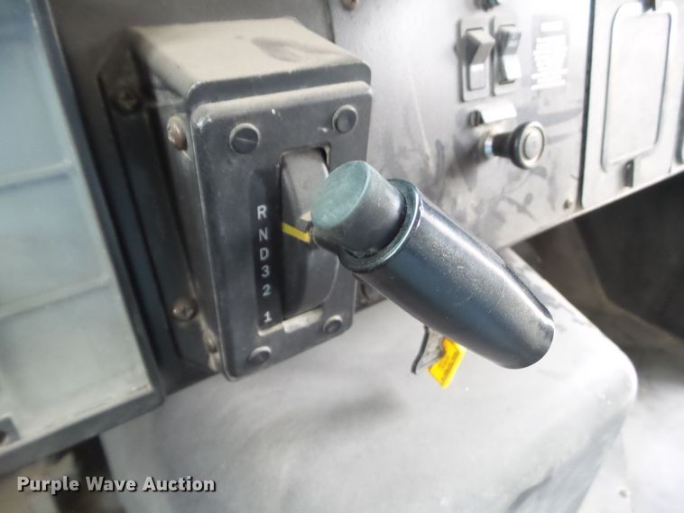 image for item DA7078 2001 International 3800  school bus