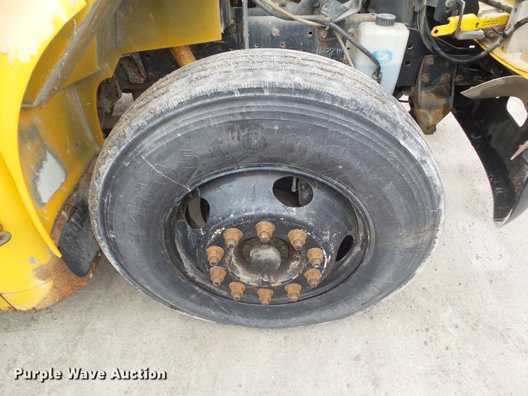 image for item DA7078 2001 International 3800  school bus