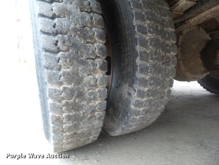 image for item DA7078 2001 International 3800  school bus